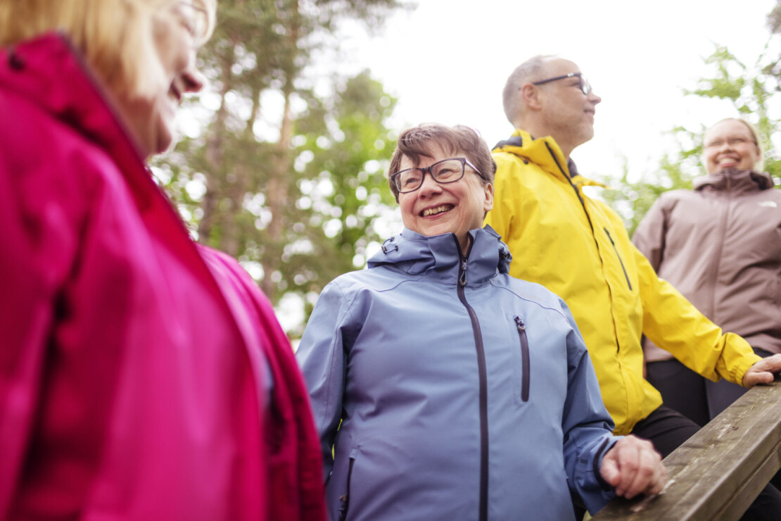 Iloisia ihmisiä ulkoilemassa yhdessä.